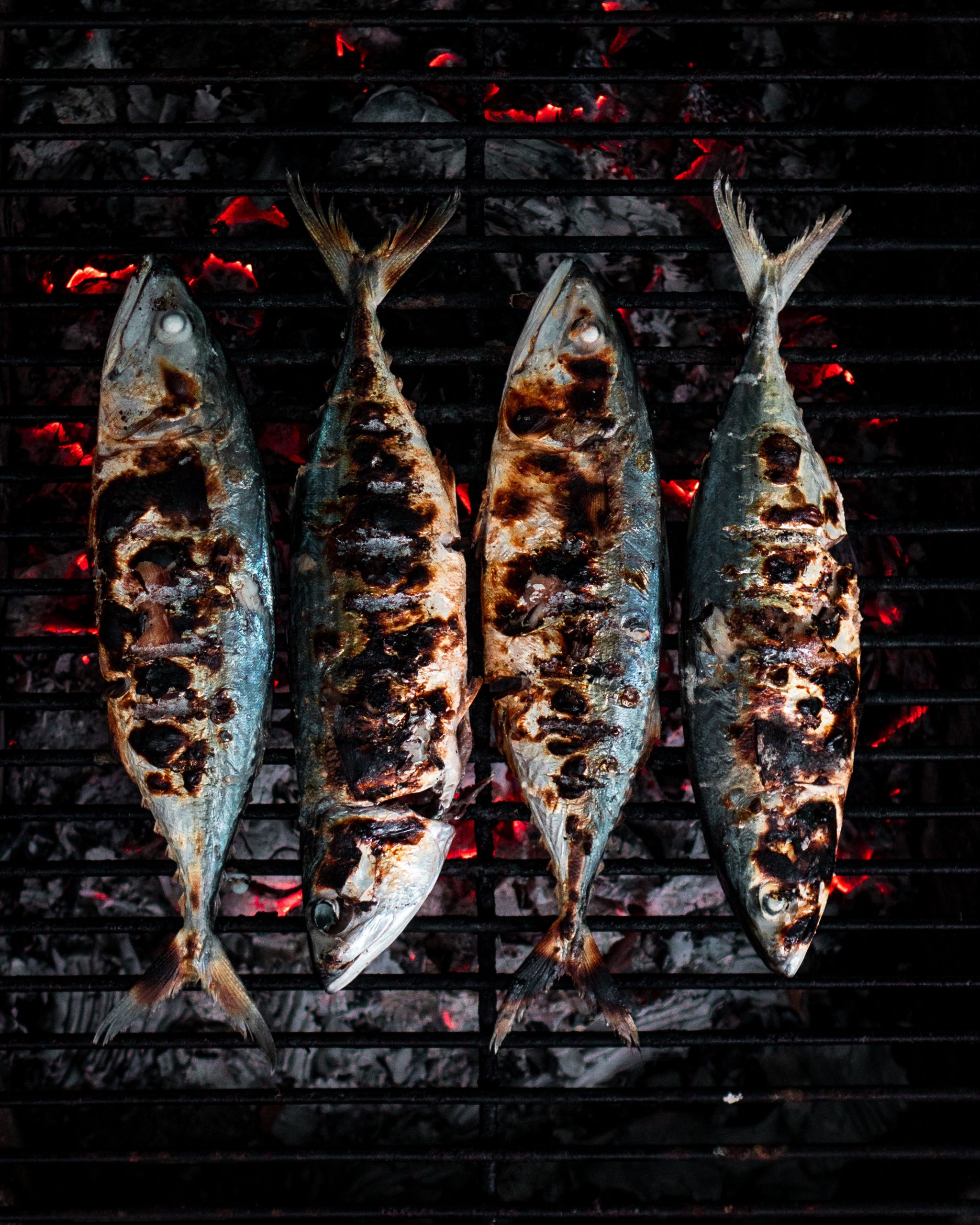 Frischer Fisch auf dem Holzkohlegrill